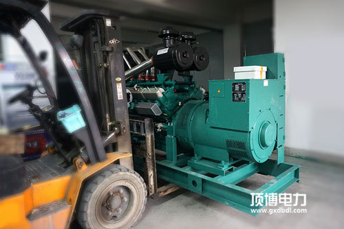 當柴油發(fā)電機在運行中異常時，應(yīng)按急停按鈕停機